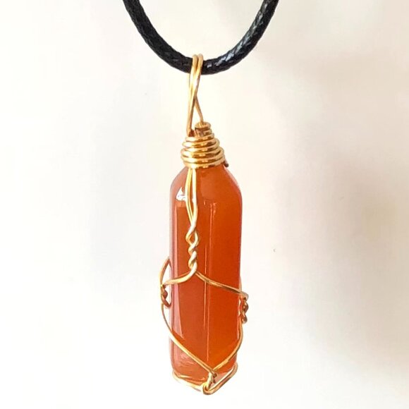 Red Agate Natural Gemstone Hexagonal Point Gold Wire Wrapped Pendant Necklace - Picture 2 of 2